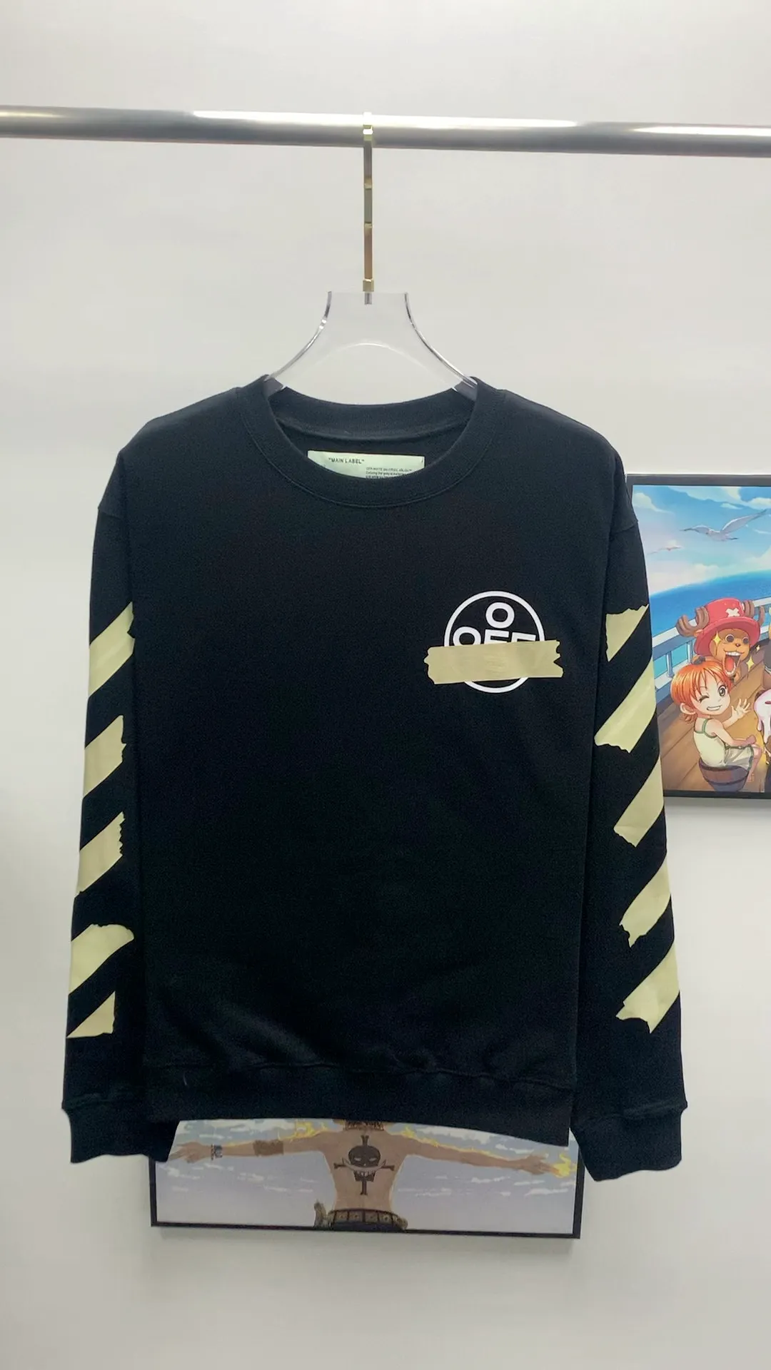 Frontal real shot video————The top tested version OFF WHITE OW hot stamping tape printing male and female couple pure cotton loose same style pullover hooded sweatshirt The printing is done on a Japanese-owned Mimaki printing machine, with no edges or burrs. Inkjet heat transfer is hot-pressed and cold-teared, and the high temperature is 180 degrees. The front piece needs to be pressed twice (the second time requires 180kg of air pressure). The transparent fabric is anti-scratch and ironing, and the printing is fog-free. The semi-transparent tape in the front circle can reveal the part of the printing underneath. The golden printing color of the tape is not The flat color and tape printing overlap have different color depths. The wash label is also customized according to the original font. The accessories still use the full line of correct accessories. The rectangular woven collar label design is cancelled. The previous three-dimensional silicone feel font is changed to a fully woven collar label. Fluorescent fonts can be seen on the collar label. The five-link silicone hangtag, three-link washable label and zebra crossing packaging line are still the same. 480g pure cotton terry fabric, a major launch with full drape. A full set of customized accessories, one-to-one mold opening, professional ow. Size: XS-L Size chart